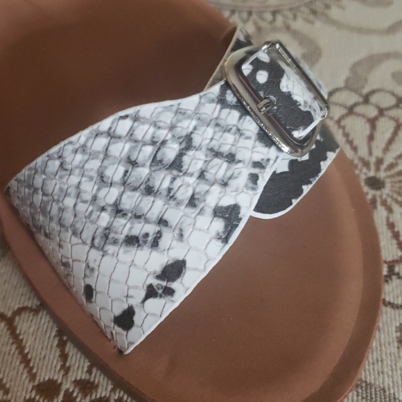 Sandals - Picture 2 of 3